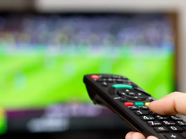fournisseur-iptv-fiable-qualite-service.png Télécommande utilisée pour regarder un fournisseur IPTV fiable et de haute qualité.